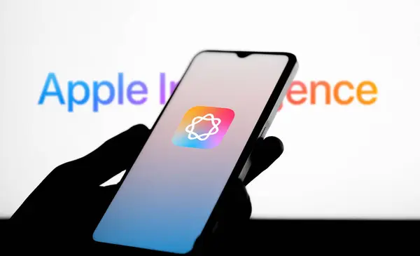 Dhaka, Bangladeş 11 Haziran 2024: Arkaplanda Apple logosu akıllı telefon ve Apple aydınları sergileniyor.