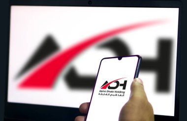 Dhaka, Bangladeş 11 Haziran 2024: Akıllı telefondaki Alfa Dabi Holding (ADH) logosu.