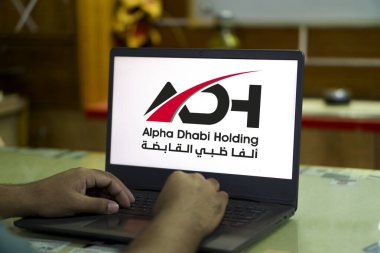 Dhaka, Bangladeş 11 Haziran 2024: Akıllı telefondaki Alfa Dabi Holding (ADH) logosu.