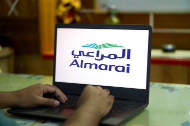 Dhaka, Bangladeş 13 Haziran 2024: Suudi Arabistan süt ürünleri şirketi Almarai Company logosu ekranda.