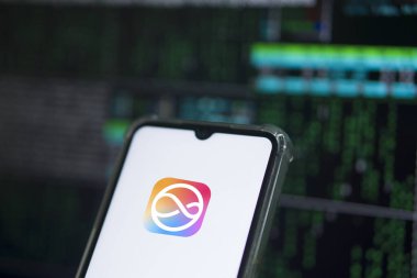Dhaka, Bangladeş - 12 Haziran 2024: Apple siri logosu akıllı telefonda gösteriliyor.