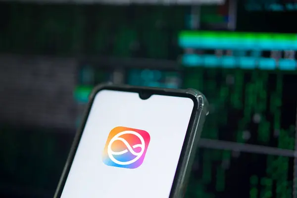 Dhaka, Bangladeş - 12 Haziran 2024: Apple siri logosu akıllı telefonda gösteriliyor.