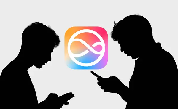 Dhaka, Bangladeş - 12 Haziran 2024: Apple siri logosu akıllı telefonda gösteriliyor.