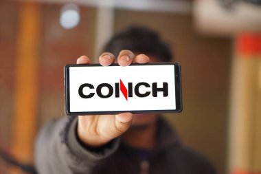 Dhaka, Bangladeş 24 Haziran 2024: Akıllı telefon üzerindeki Anhui Conch Çimento Şirketi (CONCH) logosu.