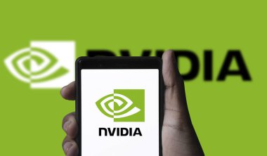 Dhaka, Bangladeş 26 Haziran 2024: Nvidia ve ChatGpt logosu akıllı telefonda sergilendi.