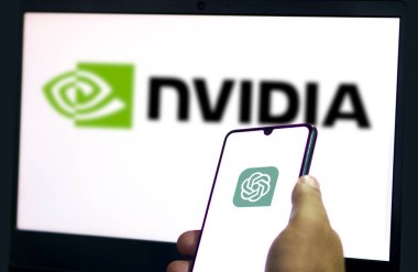 Dhaka, Bangladeş 26 Haziran 2024: Nvidia ve ChatGpt logosu akıllı telefonda sergilendi.