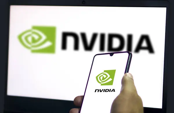 Dhaka, Bangladeş 26 Haziran 2024: Nvidia ve ChatGpt logosu akıllı telefonda sergilendi.
