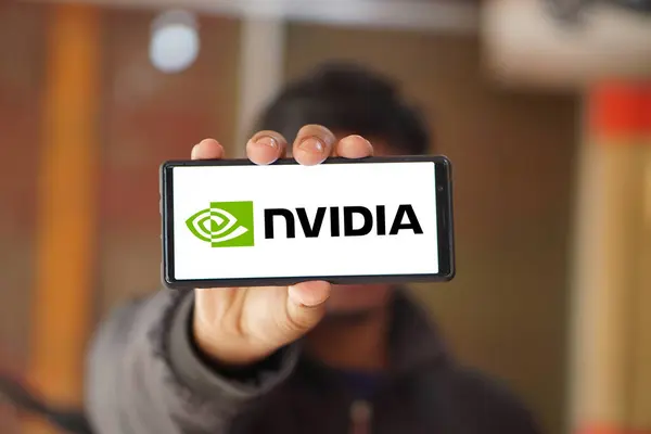 Dhaka, Bangladeş 26 Haziran 2024: Nvidia logosu akıllı telefonda sergilendi.