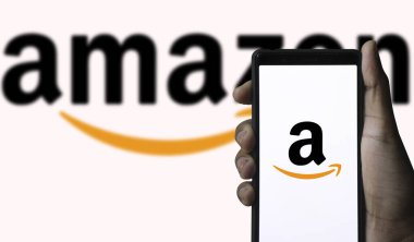 Dhaka, Bangladeş 27 Haziran 2024: Amazon logosu akıllı telefondan görüntülendi.