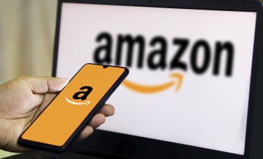 Dhaka, Bangladeş 27 Haziran 2024: Amazon logosu akıllı telefondan görüntülendi.