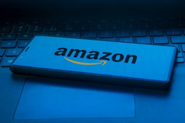 Dhaka, Bangladeş 27 Haziran 2024: Amazon logosu akıllı telefondan görüntülendi.
