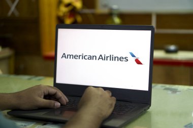 Dhaka, Bangladeş 27 Haziran 2024: American Airlines logosu akıllı telefon ekranında sergileniyor.