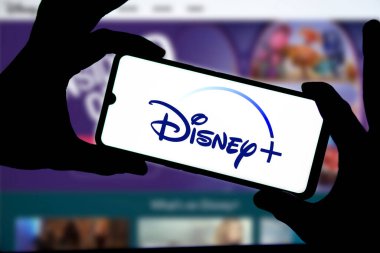 Dhaka, Bangladeş 02 Temmuz 2024: Disney + logolu akıllı telefon ekranda sergilendi.