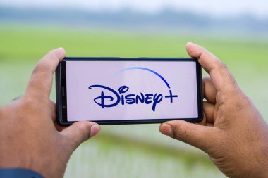 Dhaka, Bangladeş 02 Temmuz 2024: Disney + logolu akıllı telefon ekranda sergilendi.