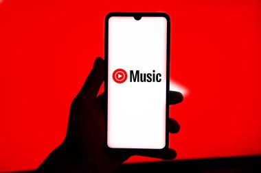 Dhaka, Bangladeş 27 Temmuz 2024: Bu resimde, YouTube Müzik logosu akıllı telefon ekranında sergilenmektedir.