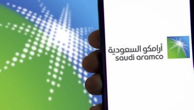  Dhaka, Bangladeş 28 Temmuz 2024: Petrol ve gaz şirketi Suudi Aramco 'nun logosuyla telefondaki kişi.