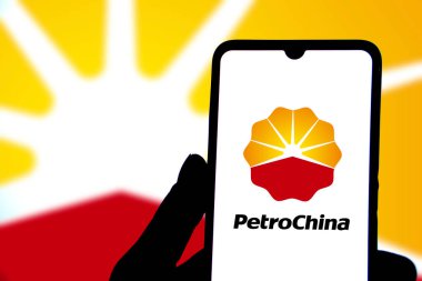 Dhaka, Bangladeş 01 Ağustos 2024: Çinli petrol ve doğalgaz PetroChina Şirketi Ekranda.