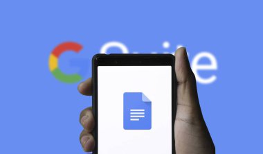 Dhaka, Bangladeş 08 Ağustos 2024: Telefon ekranı görüntüsünde Google Docs logosu.