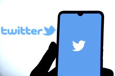 Dhaka, Bangladeş 11 Ağustos 2024: Bu fotoğraf illüstrasyonunda Twitter logosu akıllı bir telefonla gösteriliyor.