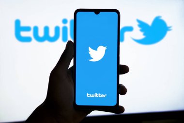 Dhaka, Bangladeş 11 Ağustos 2024: Bu fotoğraf illüstrasyonunda Twitter logosu akıllı bir telefonla gösteriliyor.