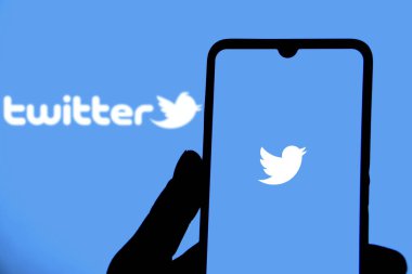 Dhaka, Bangladeş 11 Ağustos 2024: Bu fotoğraf illüstrasyonunda Twitter logosu akıllı bir telefonla gösteriliyor.
