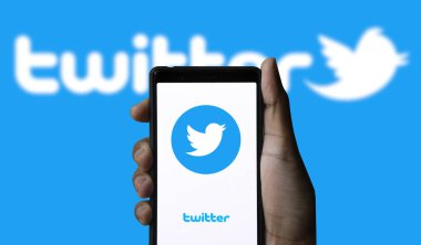 Dhaka, Bangladeş 11 Ağustos 2024: Bu fotoğraf illüstrasyonunda Twitter logosu akıllı bir telefonla gösteriliyor.