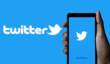 Dhaka, Bangladeş 11 Ağustos 2024: Bu fotoğraf illüstrasyonunda Twitter logosu akıllı bir telefonla gösteriliyor.