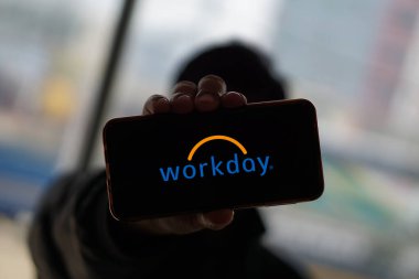Amerikan yazılım şirketi Workday Inc. 'in logosunu içeren akıllı telefon iş sitesinin önünde ekranda. Telefon ekranının merkez soluna odaklan. Dhaka, Bangladeş 21 Ağustos 2024.