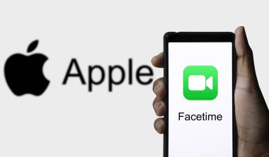 Dhaka, Bangladeş 14 Ağustos 2024: Telefon ekranında FaceTime logosu.