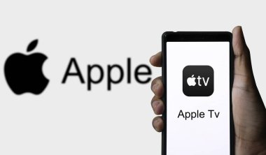 Dhaka, Bangladeş 04 Kasım 2024: Apple TV + (Apple TV Plus) canlı uygulama ekranda.