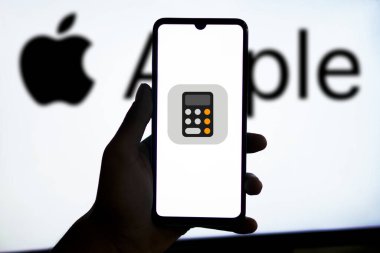 Dhaka, Bangladeş 04 Kasım 2024: Apple hesap makinesi logosu akıllı telefonda gösteriliyor.