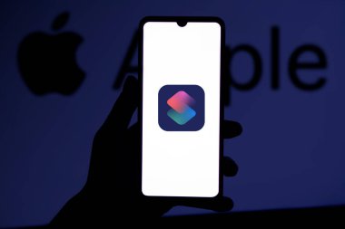 Dhaka, Bangladeş 04 Kasım 2024: Elma cihazlarında görev için kolay erişim için kullanılan iPhone üzerindeki kısayol uygulaması