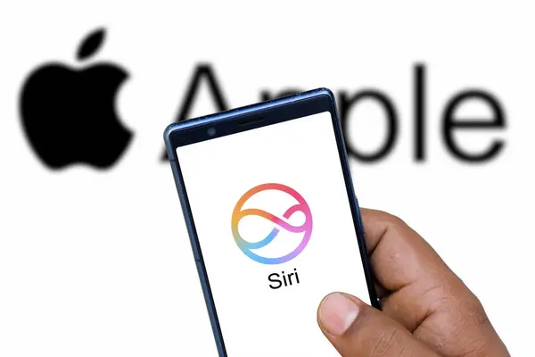 Dhaka, Bangladeş 04 Kasım 2024: Apple siri logosu akıllı telefonda sergileniyor.