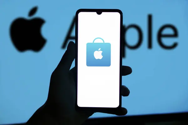 Dhaka, Bangladeş 14 Ağustos 2024: Apple App Store akıllı telefonda sergilendi.