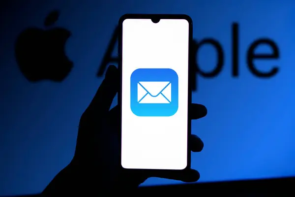 Dhaka, Bangladeş 14 Ağustos 2024: Telefon ekranında Apple posta uygulaması.