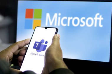 Microsoft Ekipleri, Bangladeş, Bangladeş 15 Ağustos 2024 'te akıllı telefon-Dhaka' da sergilenmektedir..