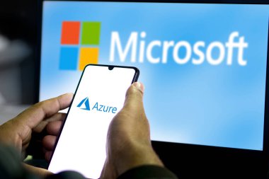 Microsoft Azure logosuna sahip akıllı telefon, hizmet olarak sunulan ve Microsoft Data Centers.Dhaka, Bangladeş 15 Ağustos 2024 'te sunulan bir bulut hizmetidir..