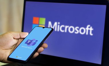 Microsoft Ekipleri, Bangladeş, Bangladeş 15 Ağustos 2024 'te akıllı telefon-Dhaka' da sergilenmektedir..