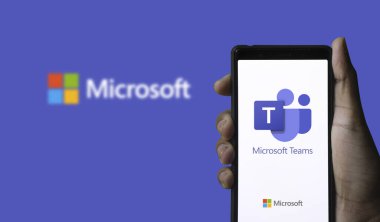 Microsoft Ekipleri, Bangladeş, Bangladeş 15 Ağustos 2024 'te akıllı telefon-Dhaka' da sergilenmektedir..