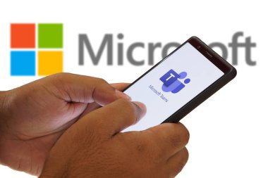 Microsoft Ekipleri, Bangladeş, Bangladeş 15 Ağustos 2024 'te akıllı telefon-Dhaka' da sergilenmektedir..