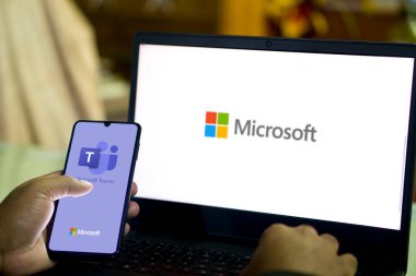 Microsoft Ekipleri, Bangladeş, Bangladeş 15 Ağustos 2024 'te akıllı telefon-Dhaka' da sergilenmektedir..