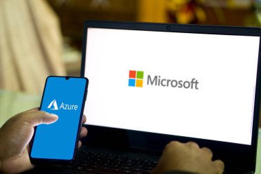 Microsoft Azure logosuna sahip akıllı telefon, hizmet olarak sunulan ve Microsoft Data Centers.Dhaka, Bangladeş 15 Ağustos 2024 'te sunulan bir bulut hizmetidir..