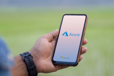 Microsoft Azure logosuna sahip akıllı telefon, hizmet olarak sunulan ve Microsoft Data Centers.Dhaka, Bangladeş 15 Ağustos 2024 'te sunulan bir bulut hizmetidir..