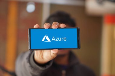 Microsoft Azure logosuna sahip akıllı telefon, hizmet olarak sunulan ve Microsoft Data Centers.Dhaka, Bangladeş 15 Ağustos 2024 'te sunulan bir bulut hizmetidir..