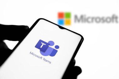 Microsoft Ekipleri, Bangladeş, Bangladeş 15 Ağustos 2024 'te akıllı telefon-Dhaka' da sergilenmektedir..