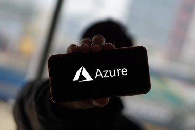 Microsoft Azure logosuna sahip akıllı telefon, hizmet olarak sunulan ve Microsoft Data Centers.Dhaka, Bangladeş 15 Ağustos 2024 'te sunulan bir bulut hizmetidir..