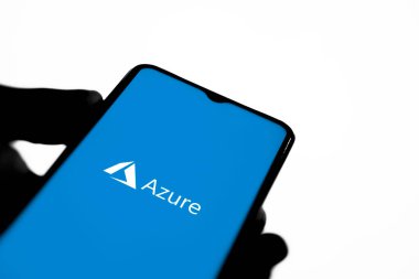 Microsoft Azure logosuna sahip akıllı telefon, hizmet olarak sunulan ve Microsoft Data Centers.Dhaka, Bangladeş 15 Ağustos 2024 'te sunulan bir bulut hizmetidir..