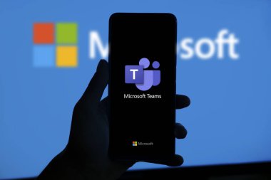 Microsoft Ekipleri, Bangladeş, Bangladeş 15 Ağustos 2024 'te akıllı telefon-Dhaka' da sergilenmektedir..