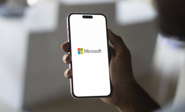 Dhaka, Bangladeş 03 Eylül 2024: Microsoft Logosu akıllı telefondan