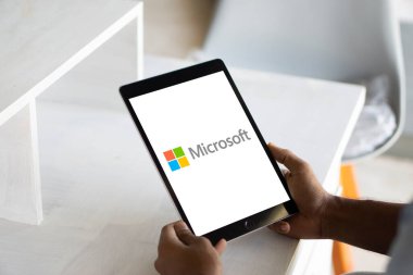 Dhaka, Bangladeş 03 Sep 2024: Ofis masasındaki iPad üzerinde Microsoft logosu